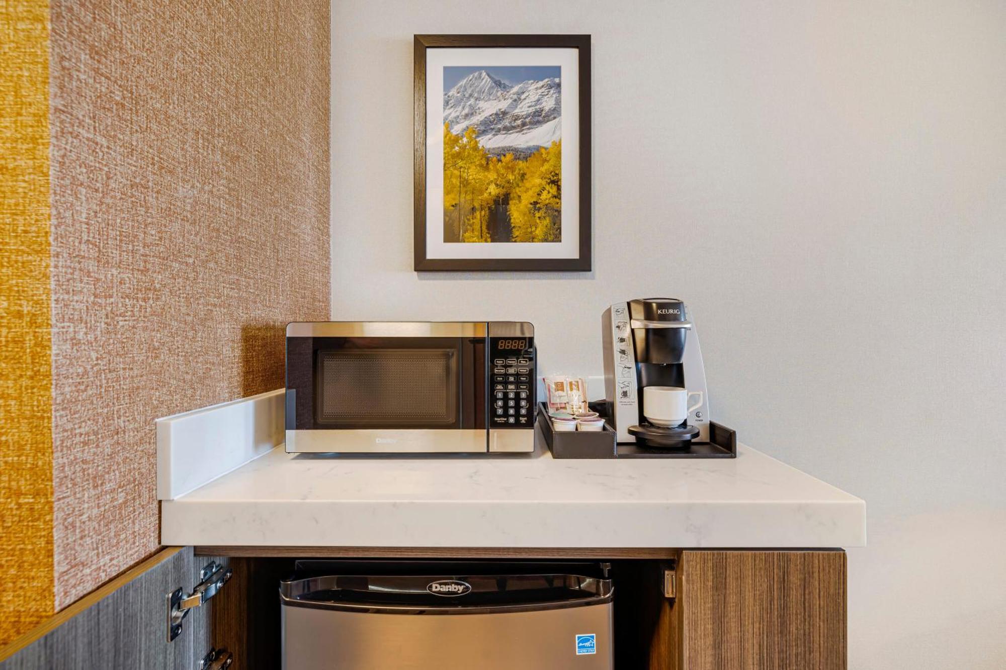 Hilton Garden Inn Colorado Springs Airport Exterior photo